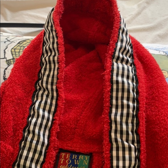 Red hooded robe. Smoke & pet free home - Picture 9 of 13